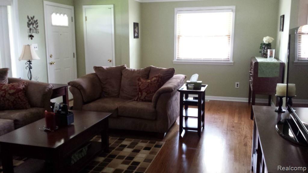 2570 Middlebelt Road West Bloomfield, MI 48324 - Photo 4 of 5 living room.jpg