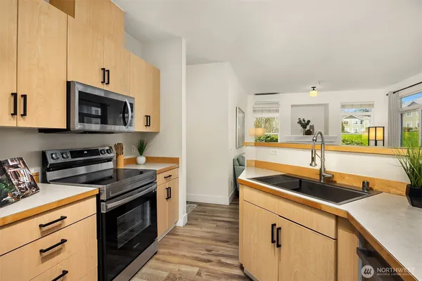 $649,995 | 566 241st Lane Southeast, Sammamish, WA 98074