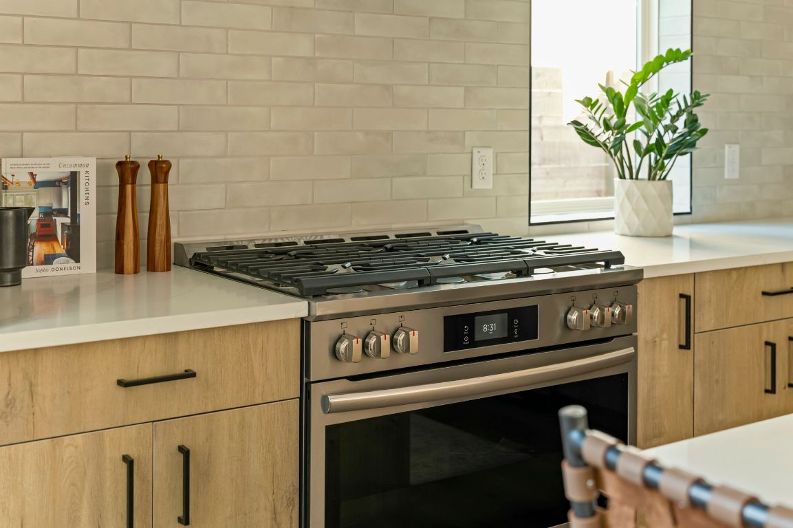 4601 Hank Avenue, Unit 1 Austin, TX 78745 - Photo 15 of 40 Frigidaire 36 in gas range