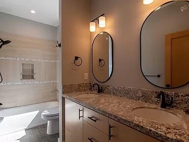 658 South Valley View Road Ashland, OR 97520 - Photo 21 of 31 Bathroom