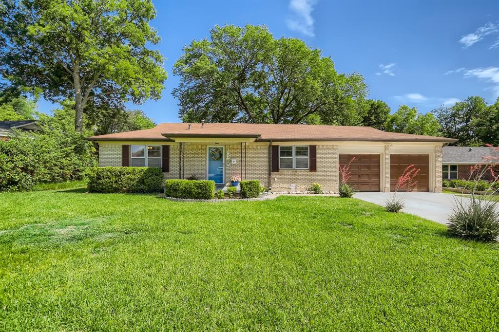 a view of a house with a backyard