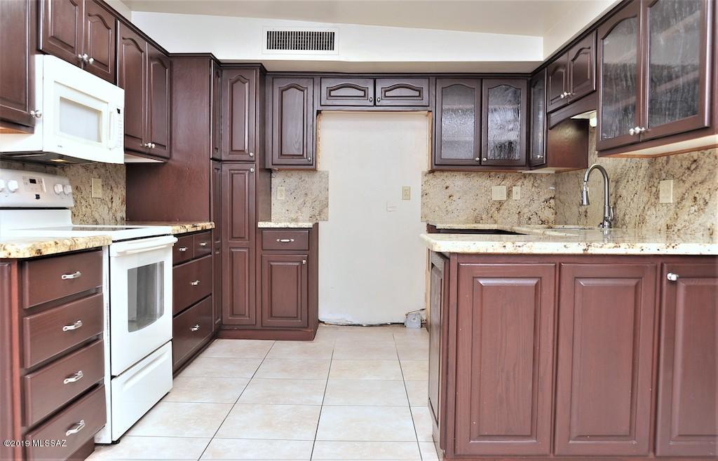 8332 East Rolling Ridge Street Tucson, AZ 85710 - Photo 16 of 49