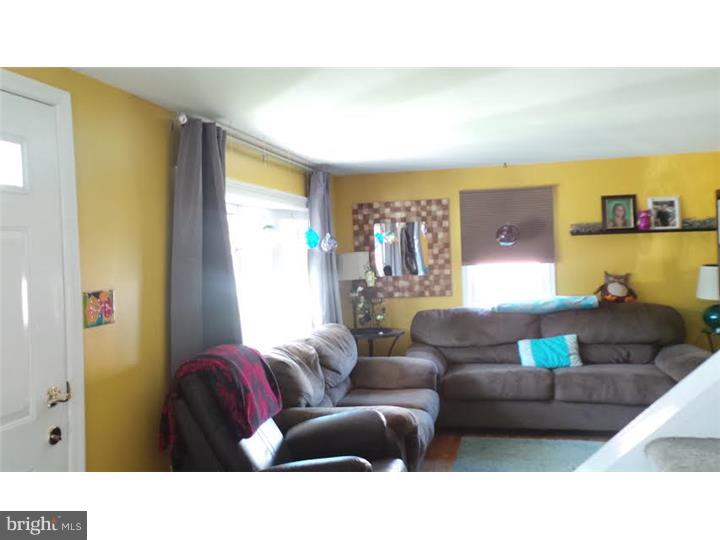 428 Rutledge Avenue Folsom, PA 19033 - Photo 4 of 25 Living Room