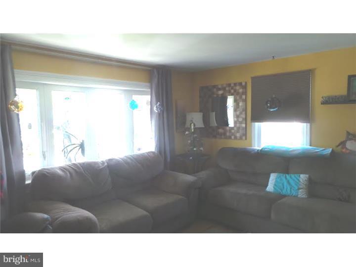 428 Rutledge Avenue Folsom, PA 19033 - Photo 5 of 25 Living Room