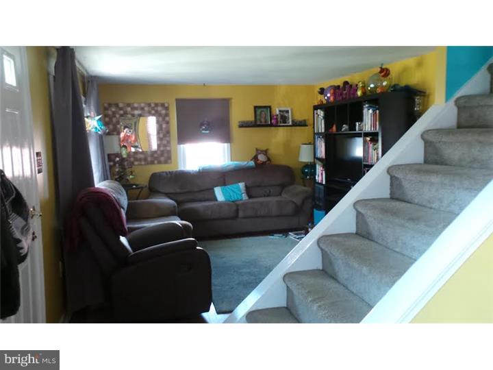 428 Rutledge Avenue Folsom, PA 19033 - Photo 6 of 25 Living Room