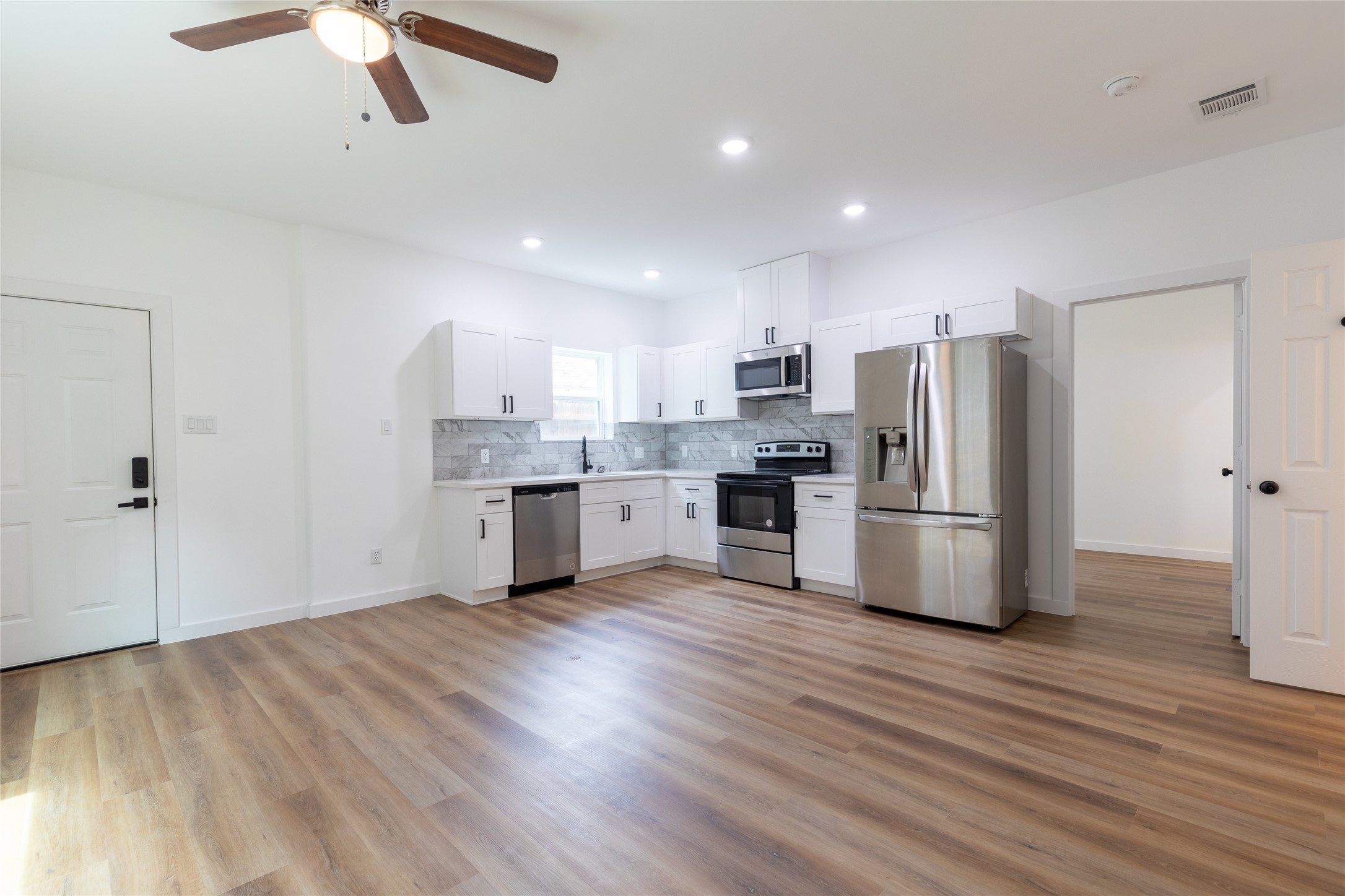 8210 Sparta Street, Unit B Houston, TX 77028 - Photo 3 of 17 Living Area