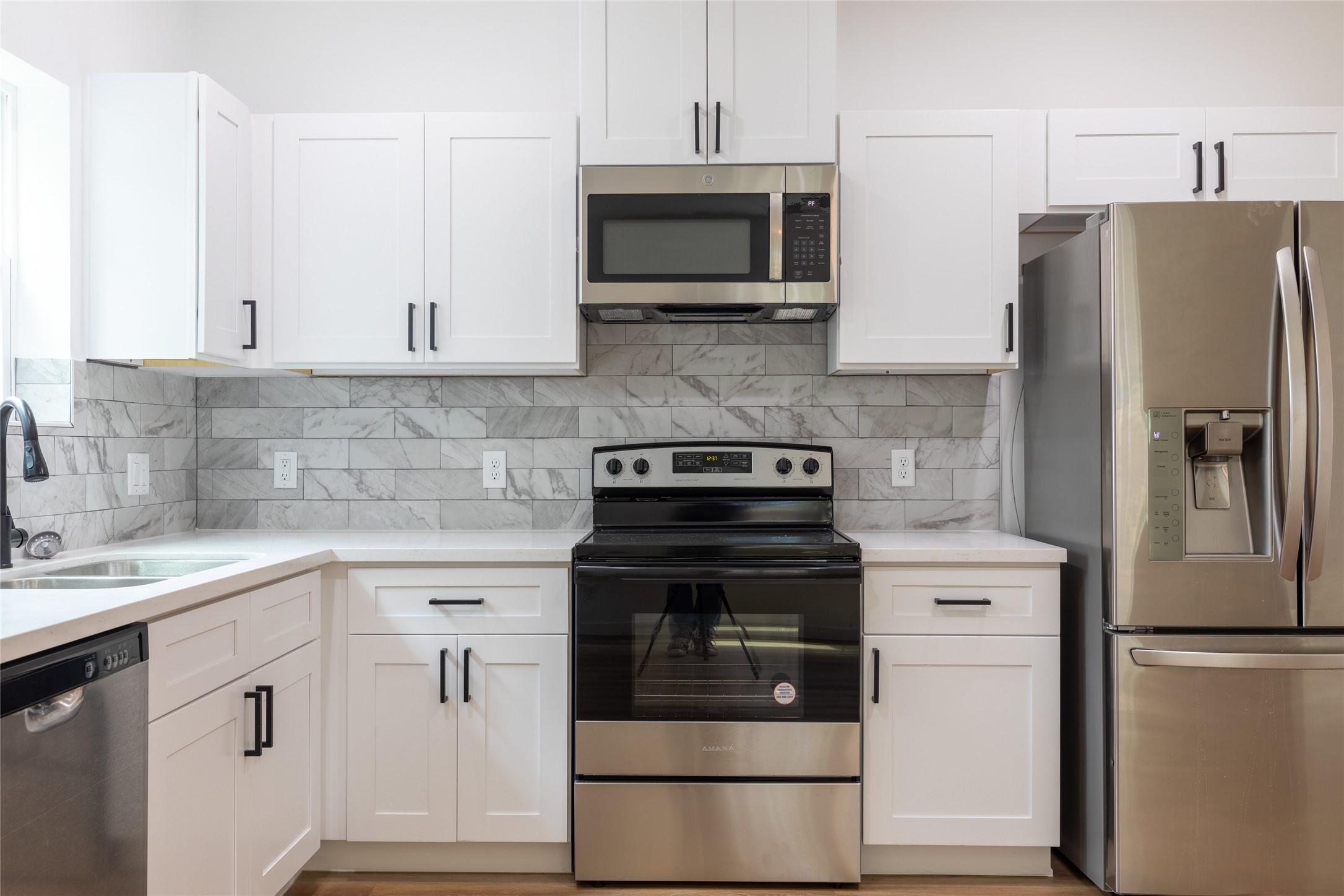8210 Sparta Street, Unit B Houston, TX 77028 - Photo 5 of 17 Kitchen
