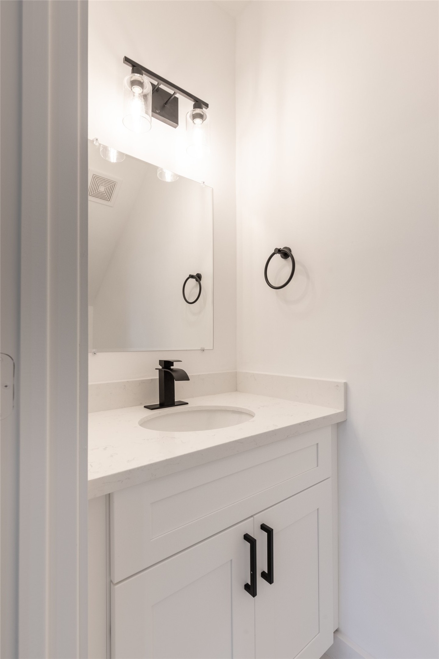 8210 Sparta Street, Unit B Houston, TX 77028 - Photo 6 of 17 Half Bathroom