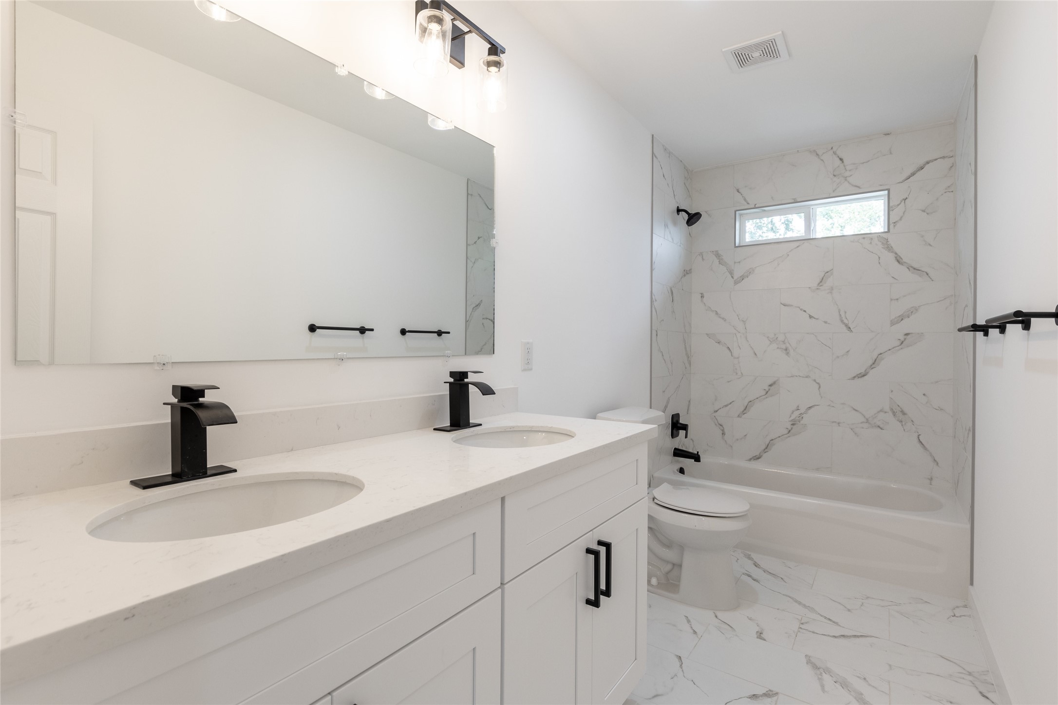 8210 Sparta Street, Unit B Houston, TX 77028 - Photo 9 of 17 Full Bathroom