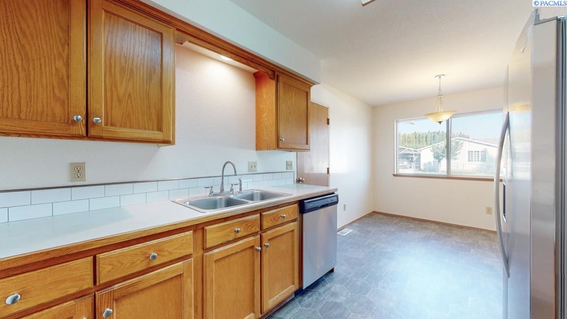807 Ismo Loop Sunnyside, WA 98944 - Photo 10 of 22 Gallery Image 10