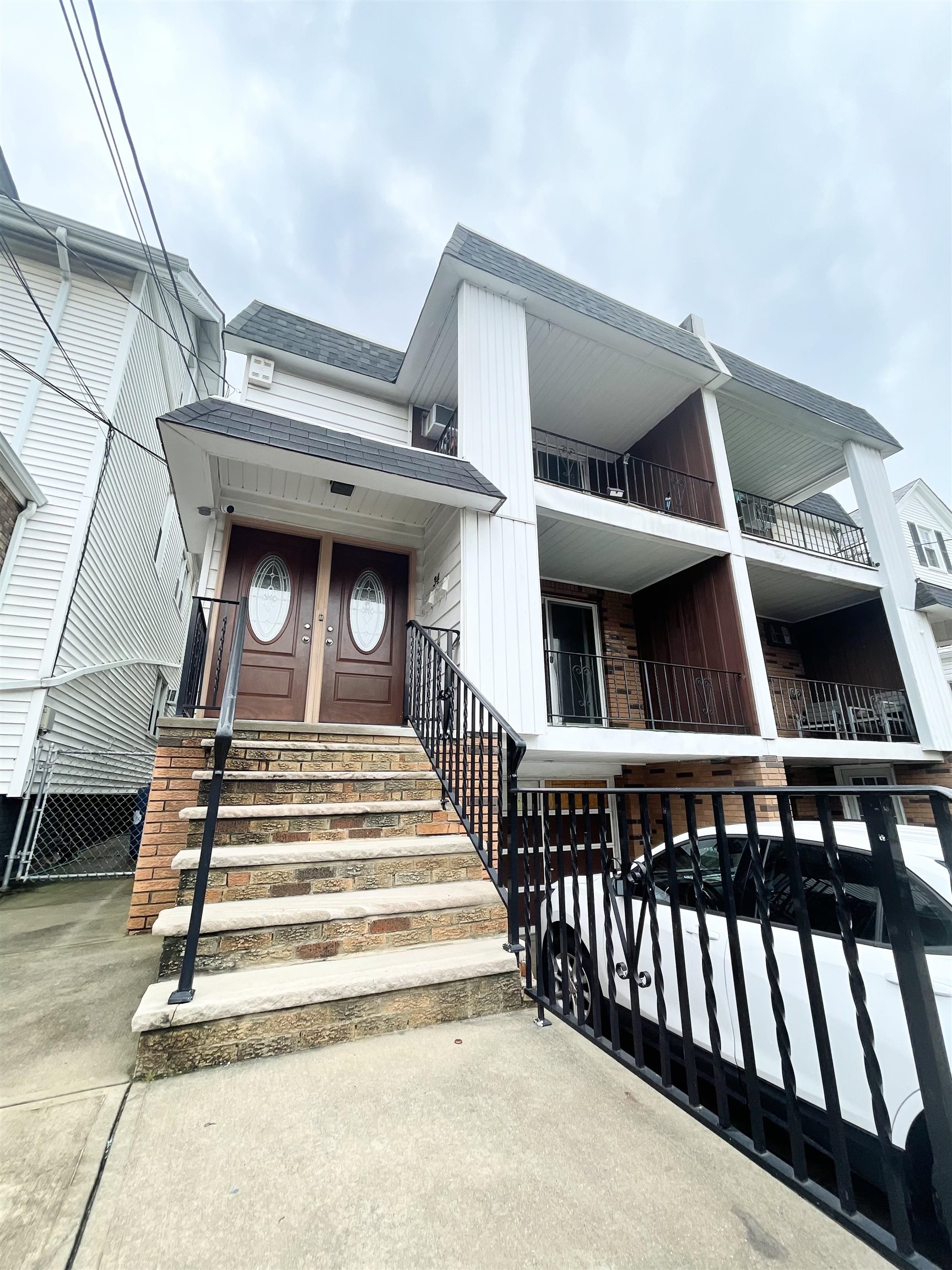 a view of entryway with a front door