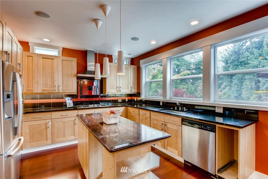 4537 Southwest Director Street Seattle, WA 98136 - Photo 11 of 25 Gallery Image 11