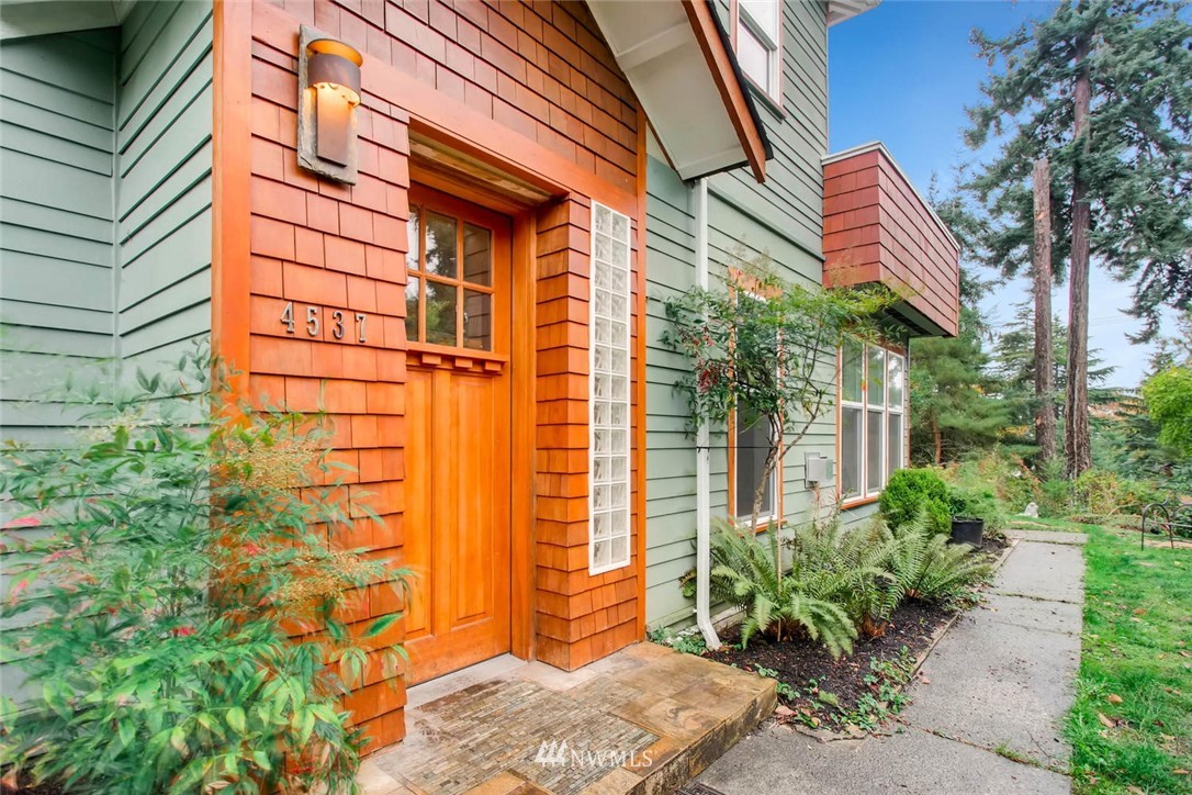 4537 Southwest Director Street Seattle, WA 98136 - Photo 3 of 25 Gallery Image 3