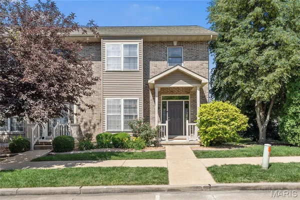 $285,000 | 512 Queens Ct Place, St. Peters, MO 63376