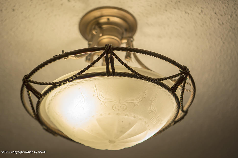 6815 Rochelle Lane Amarillo, TX 79109 - Photo 11 of 21 Beautiful light fixtures
