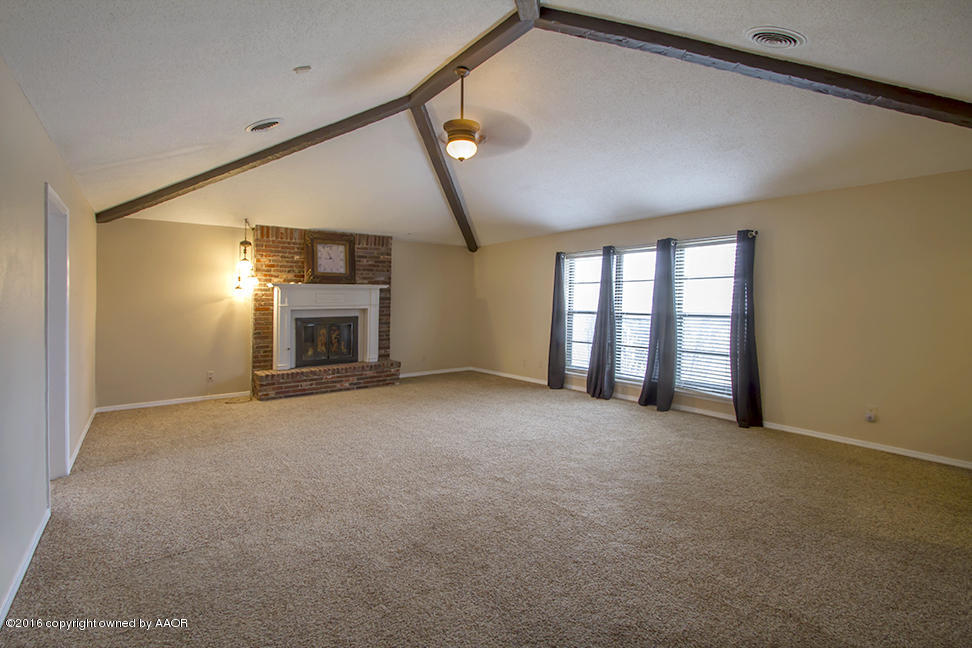 6815 Rochelle Lane Amarillo, TX 79109 - Photo 3 of 21 Living Room