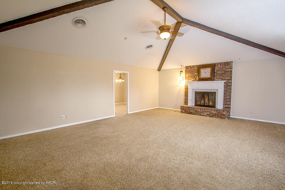 6815 Rochelle Lane Amarillo, TX 79109 - Photo 4 of 21 Living Room