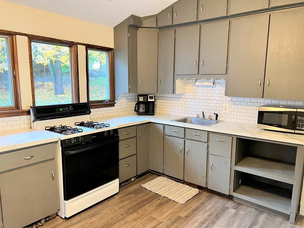 186 Corcoran Boulevard Springfield, MA 01118 - Photo 3 of 39