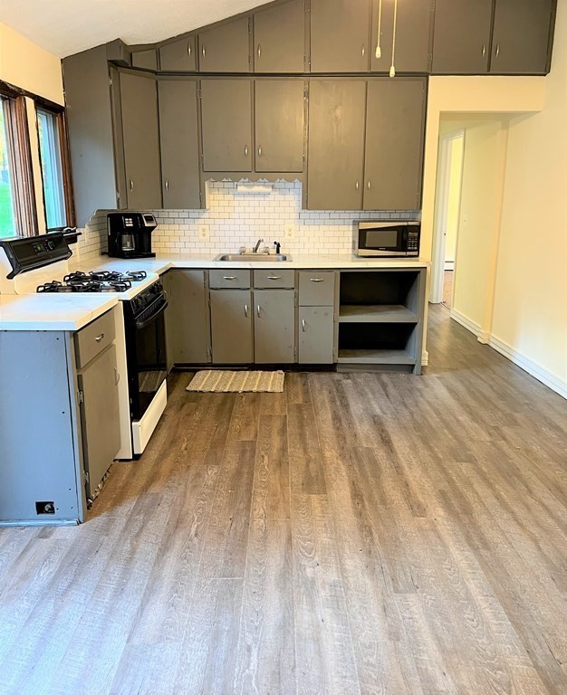 186 Corcoran Boulevard Springfield, MA 01118 - Photo 4 of 39