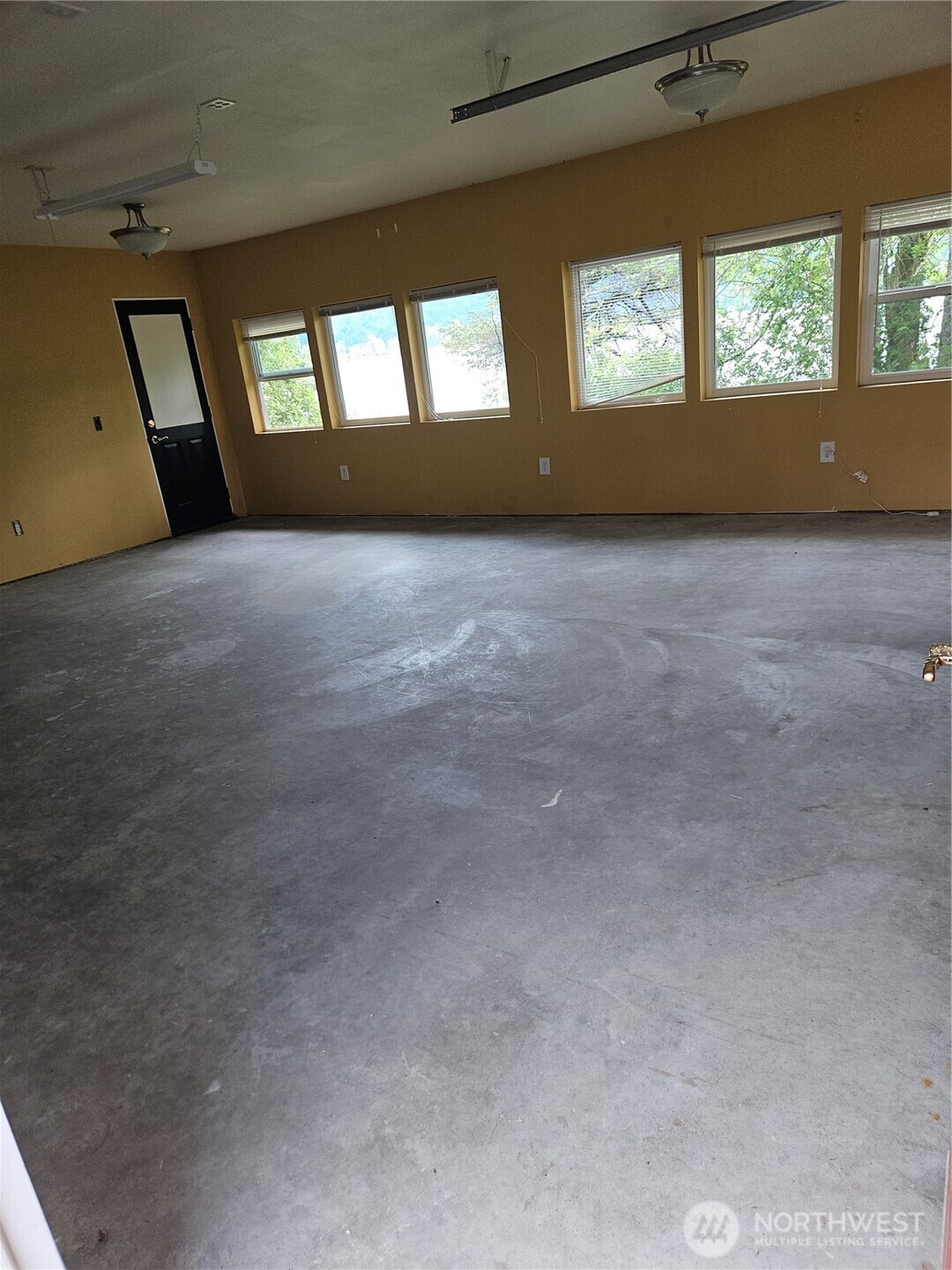 20 East Sunny Sands Road Cathlamet, WA 98612 - Photo 18 of 19 an empty room with windows
