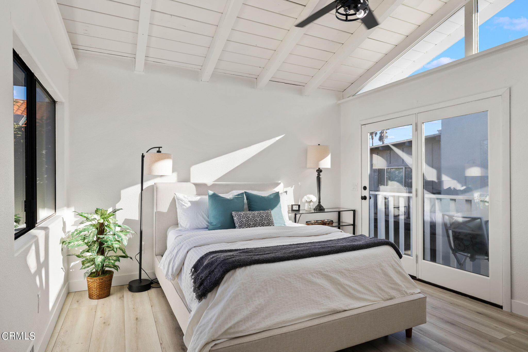 3421 Sunset Lane Oxnard, CA 93035 - Photo 27 of 59 a bedroom with a bed and a potted plant