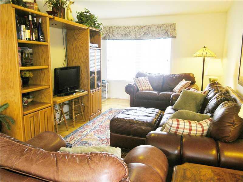 7 Garrison Way, Unit 7 Bangor, ME 04401 - Photo 9 of 19 Living Room.