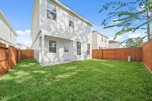a view of a house with backyard