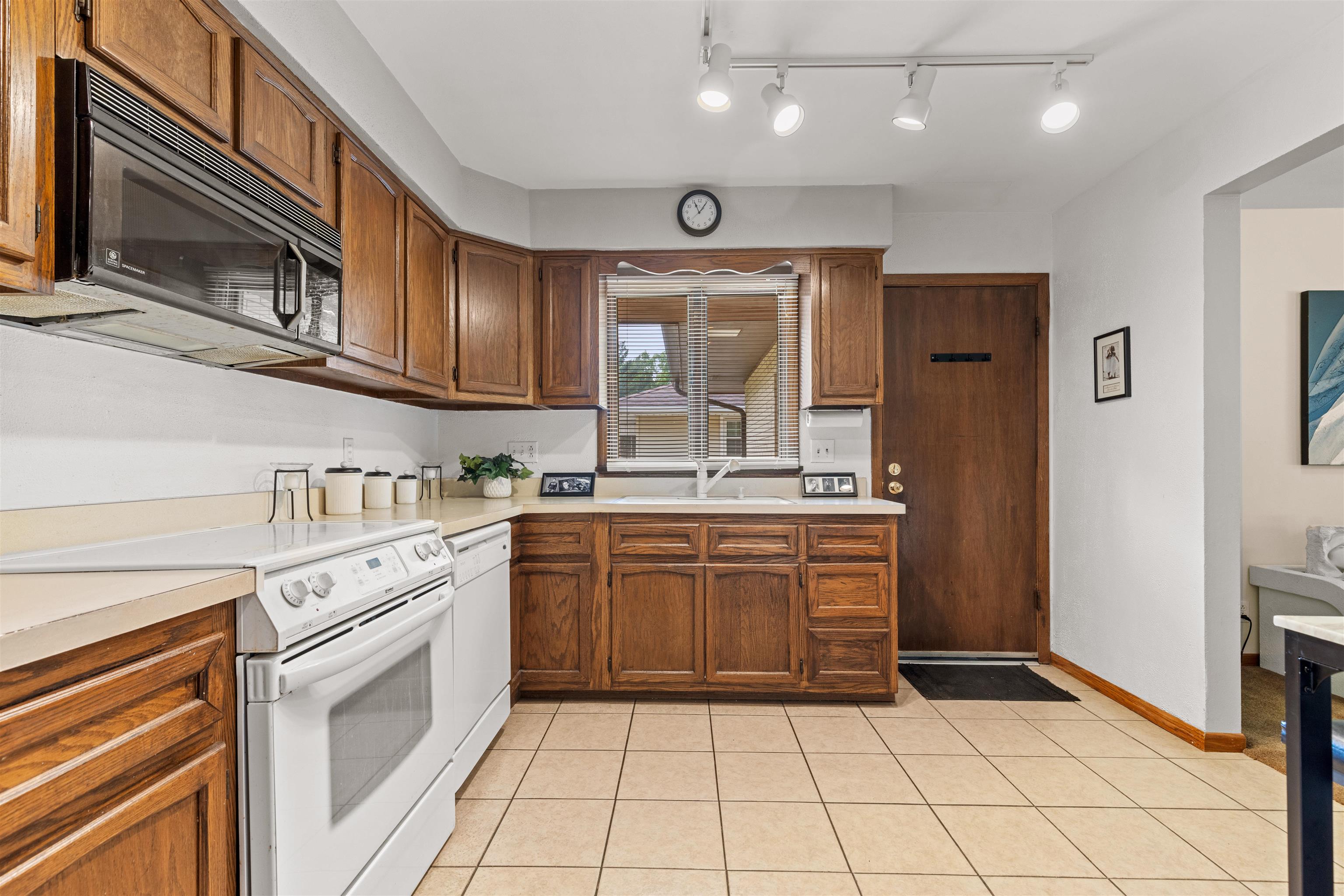 1031 Brookfield Road Rockford, IL 61107 - Photo 6 of 15 Gallery Image 6