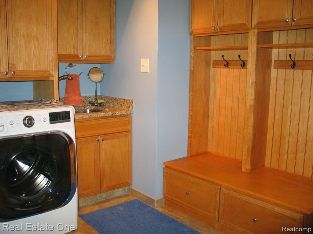 820 Brighton Lake Road Brighton, MI 48116 - Photo 29 of 42 Laundry with granite and built ins