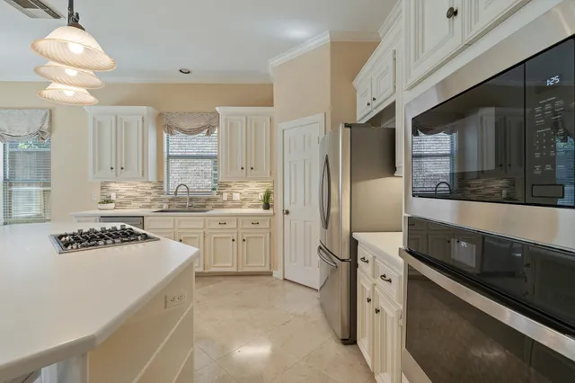 $445,000 | 13 Stonegate Park Court, Spring, TX 77379