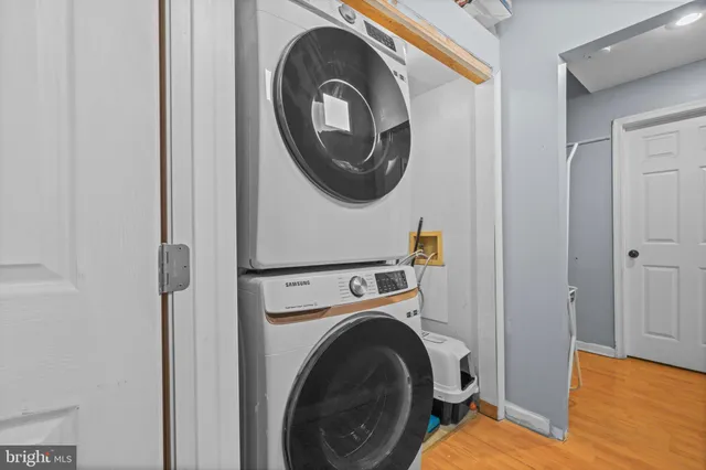 a view of a bedroom with washer and dryer