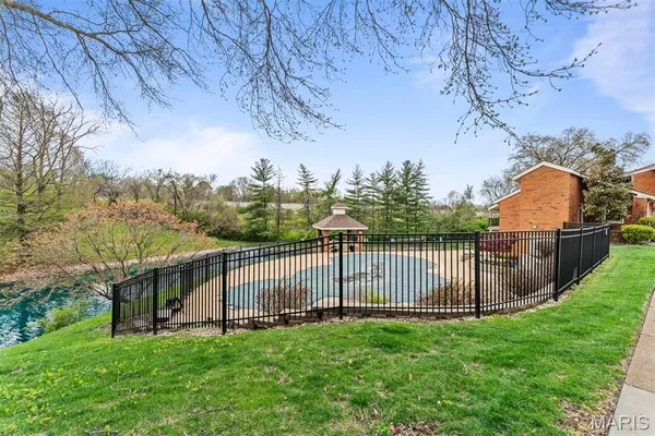 $1,350 | 1943 Greenpoint Drive, Unit 301, Kirkwood, MO 63122