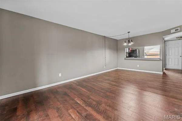 $1,350 | 1943 Greenpoint Drive, Unit 301, Kirkwood, MO 63122