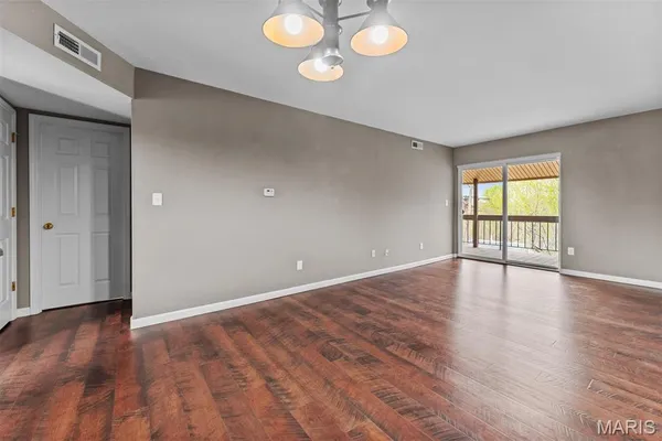$1,350 | 1943 Greenpoint Drive, Unit 301, Kirkwood, MO 63122