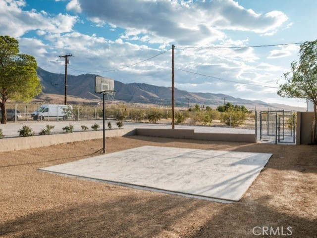 30280 Santa Rosa Road Lucerne Valley, CA 92356 - Photo 20 of 66 Basketball court