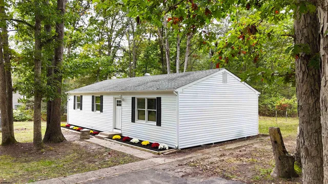 a view of a house with a yard