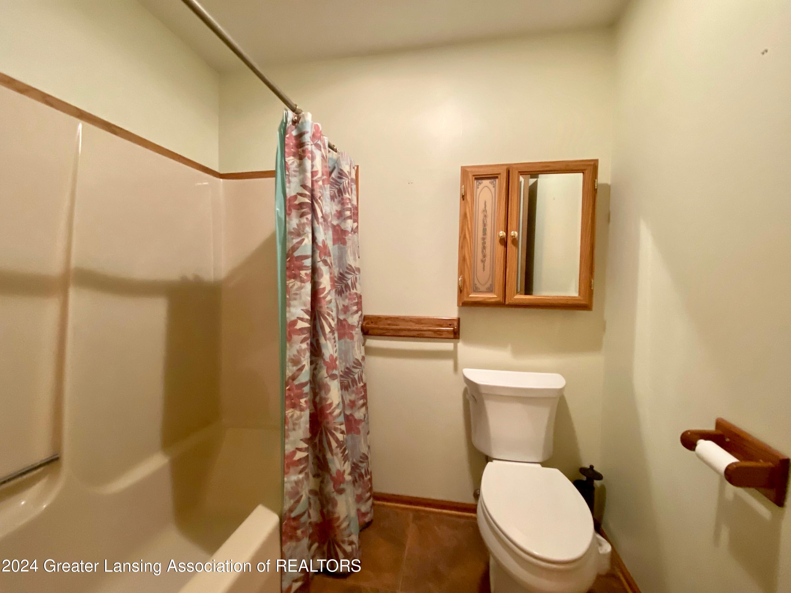 1526 Riley Ridge Drive Lansing, MI 48917 - Photo 33 of 52 full bathroom
