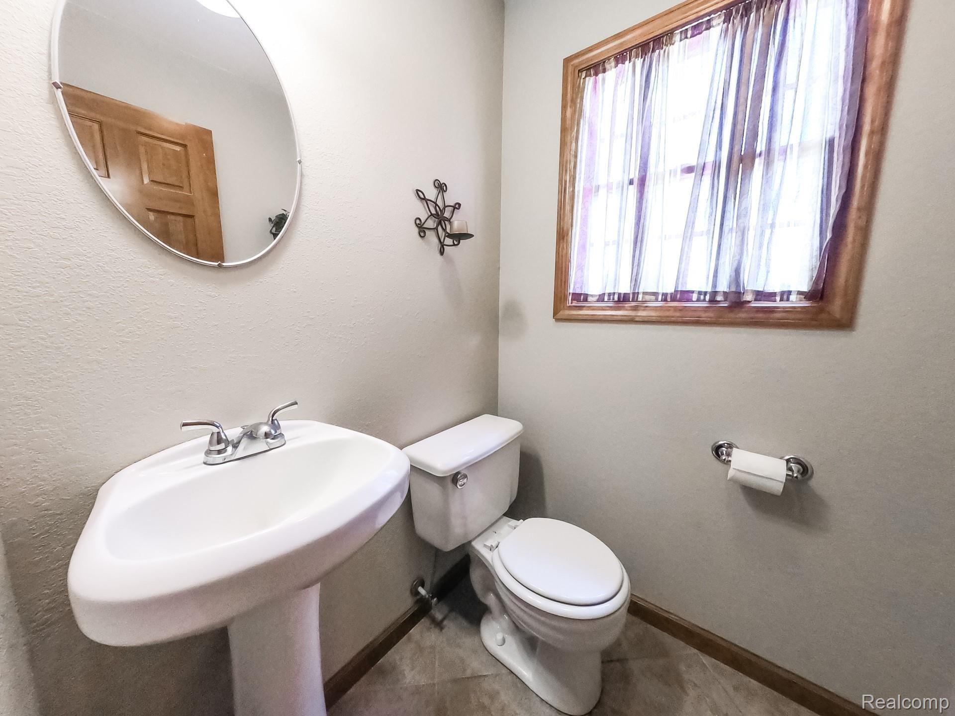 2719 Rauch Road Temperance, MI 48182 - Photo 13 of 25 13main_halfbath.jpg