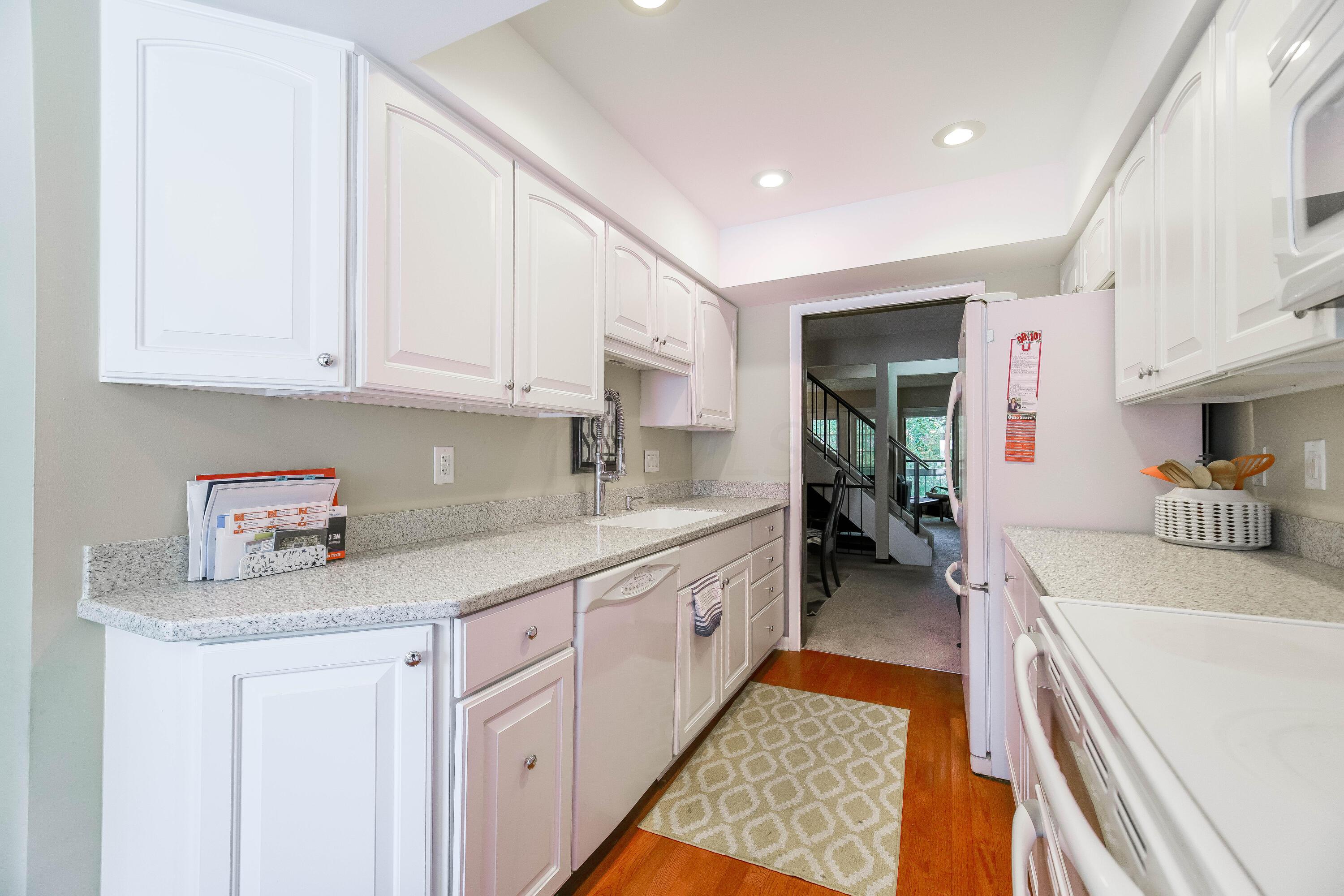 3168 Waldens Ravine Columbus, OH 43221 - Photo 4 of 50 3168 Walden’s Ravine-24