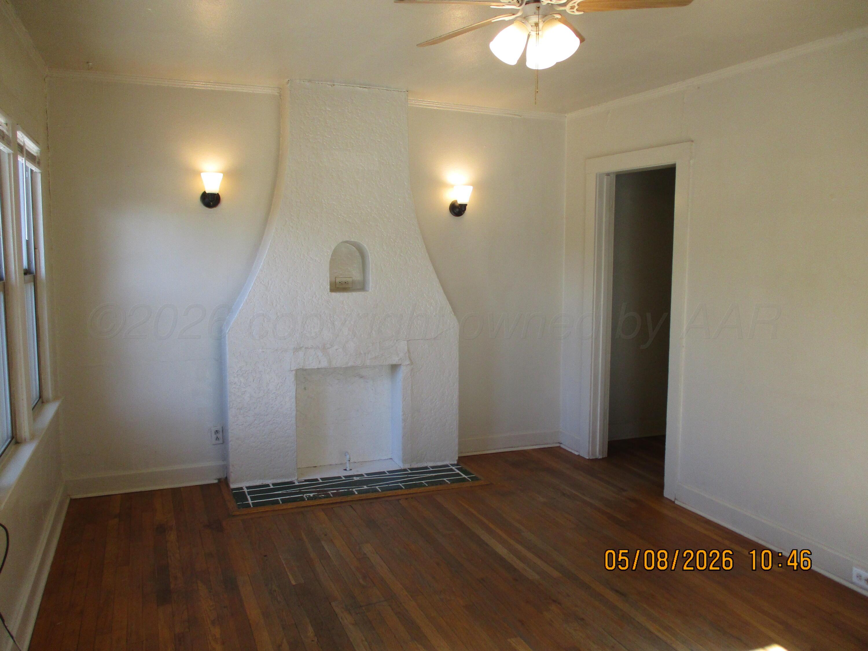 1402 Southwest 13th Avenue Amarillo, TX 79102 - Photo 2 of 13 Living Room