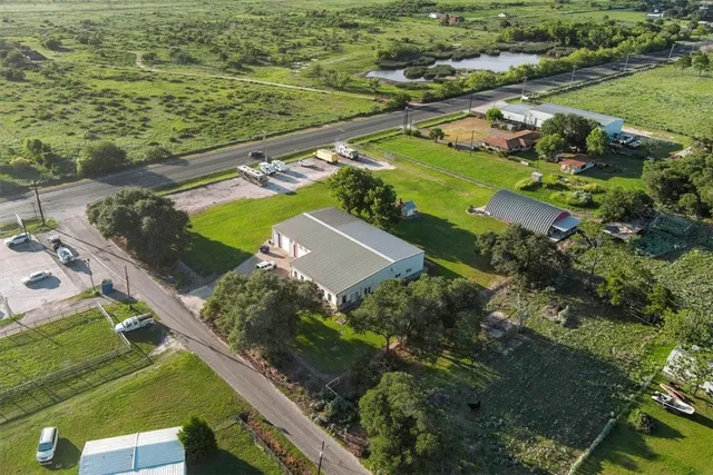 a view of yard with tree