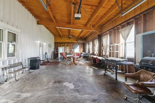 a lots of tables and chairs in a room