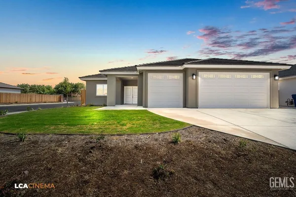 a front view of house with yard and garage