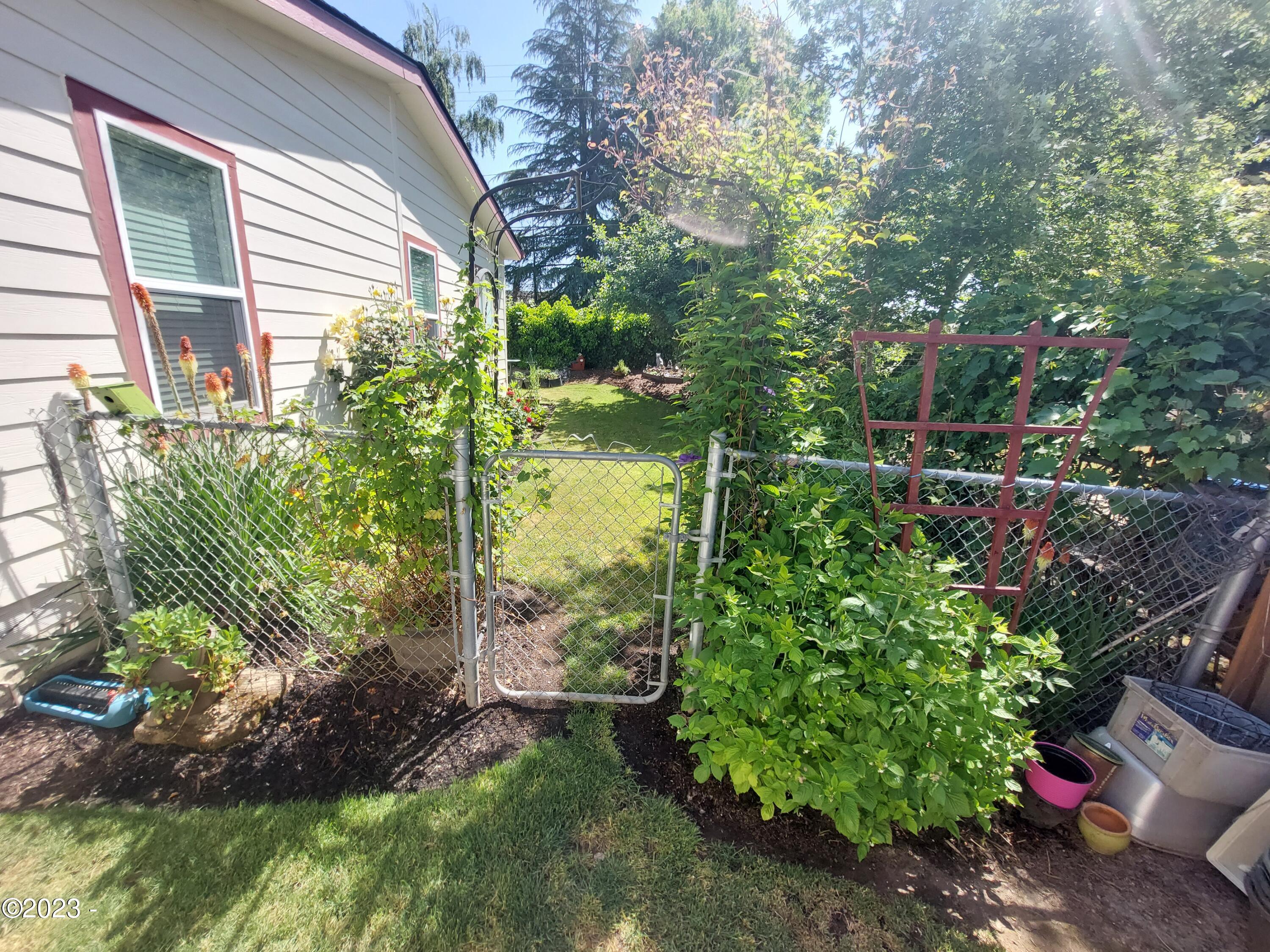 655 Northeast Burnett Road McMinnville, OR 97128 - Photo 39 of 44 Entry To Right Side Yard