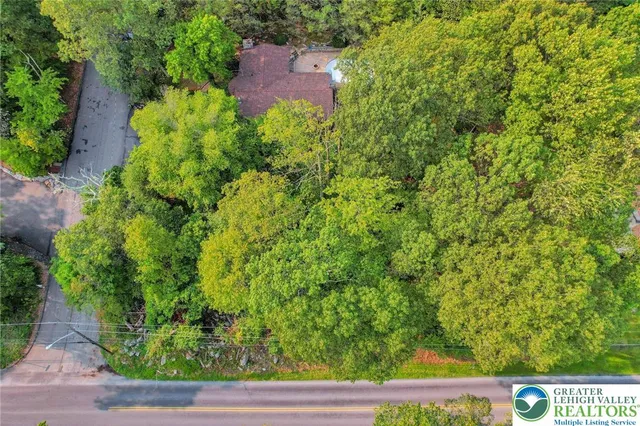 a view of a back yard