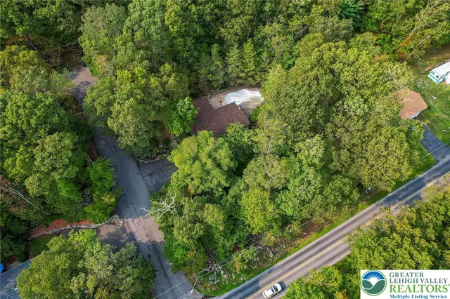 an aerial view of a yard