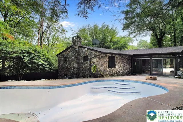 a view of outdoor space and window