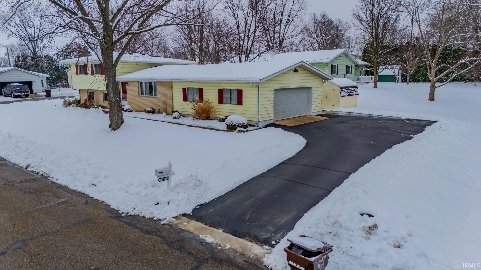 945 Sunset Drive Wabash, IN 46992 - Photo 2 of 36