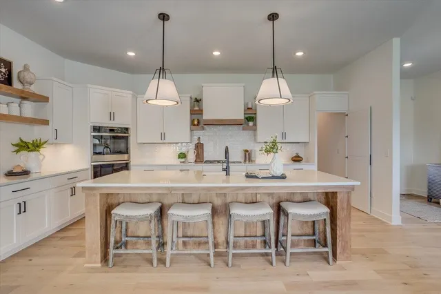 $669,900 | 1608 North Lakeside Drive, Andover, KS 67002