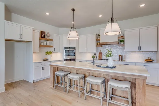 $669,900 | 1608 North Lakeside Drive, Andover, KS 67002